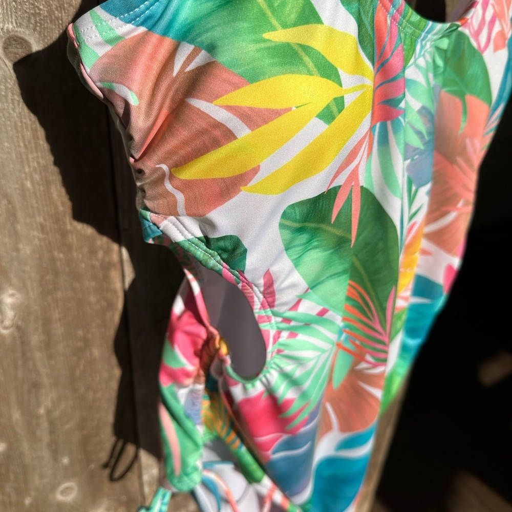 🌸 Hurley Colorful Tropical Leaf One Piece - Picture 3 of 6